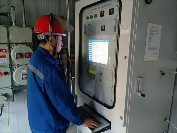 1696639276932939.png 加氫車間魯國紅在煙氣房查看煙氣排放指標是否正常.png