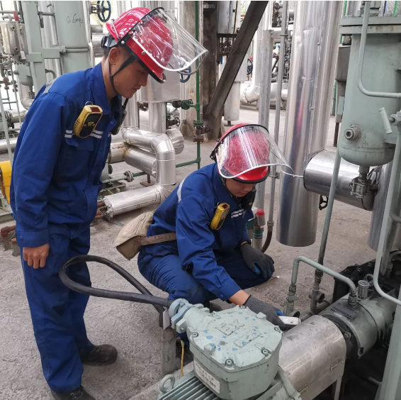 1696639307919242.png 預處理車間趙乙林和張文田檢查運行機泵震動情況.png