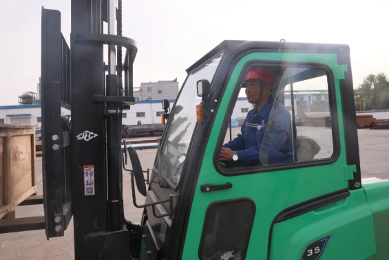 1696639340571491.png 物資采購部姜福勝正在進行叉車托舉作業.png