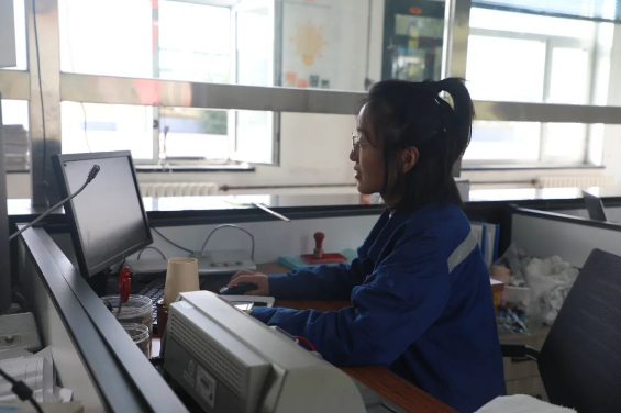 1696639388386424.png 市場營銷部劉艷在核對當日銷售數據.png