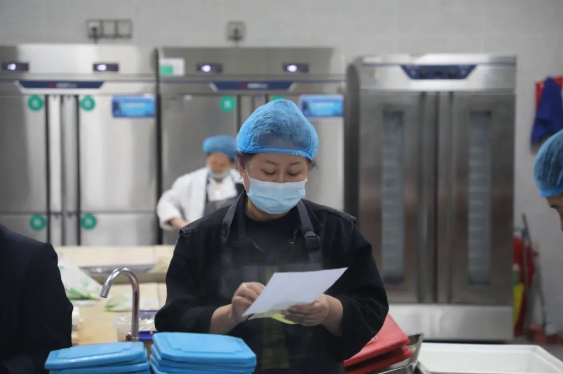 1696639404276518.png 食堂工作人員為一線職工準備午餐.png